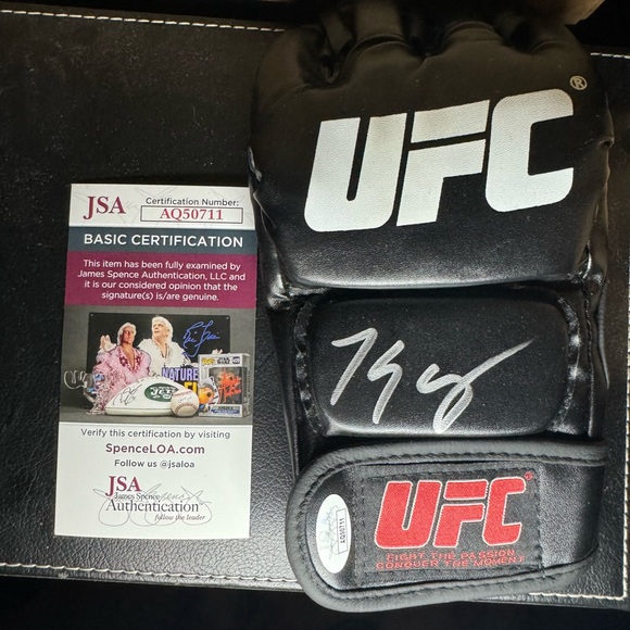 Bobby green signed glove with JSA authentication - Picture 1 of 3